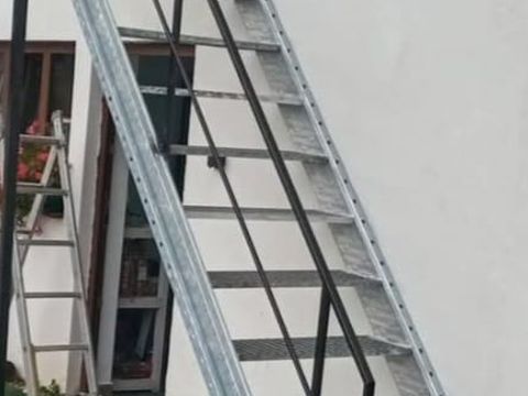 Detaliu de scară cu vang zincat și balustradă vopsită în negru