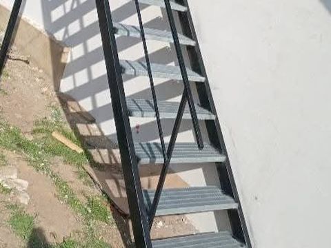 Detaliu de scară vopsită în negru, cu trepte gri